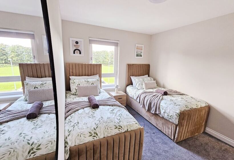 פנסיון Modern 5 Bed Townhouse With Free Parking