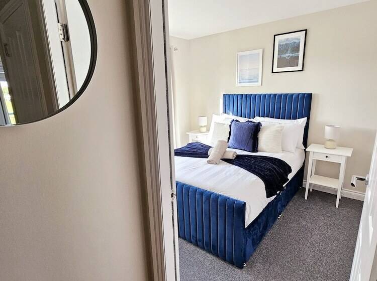 פנסיון Modern 5 Bed Townhouse With Free Parking