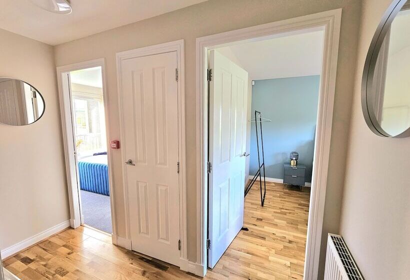 פנסיון Modern 5 Bed Townhouse With Free Parking