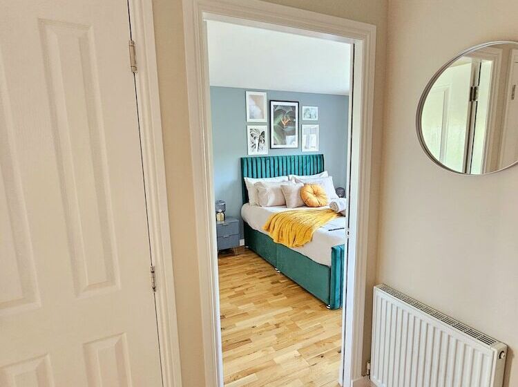 פנסיון Modern 5 Bed Townhouse With Free Parking