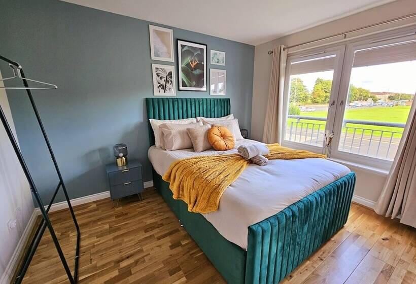 פנסיון Modern 5 Bed Townhouse With Free Parking