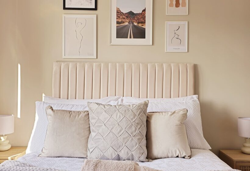 פנסיון Modern 5 Bed Townhouse With Free Parking