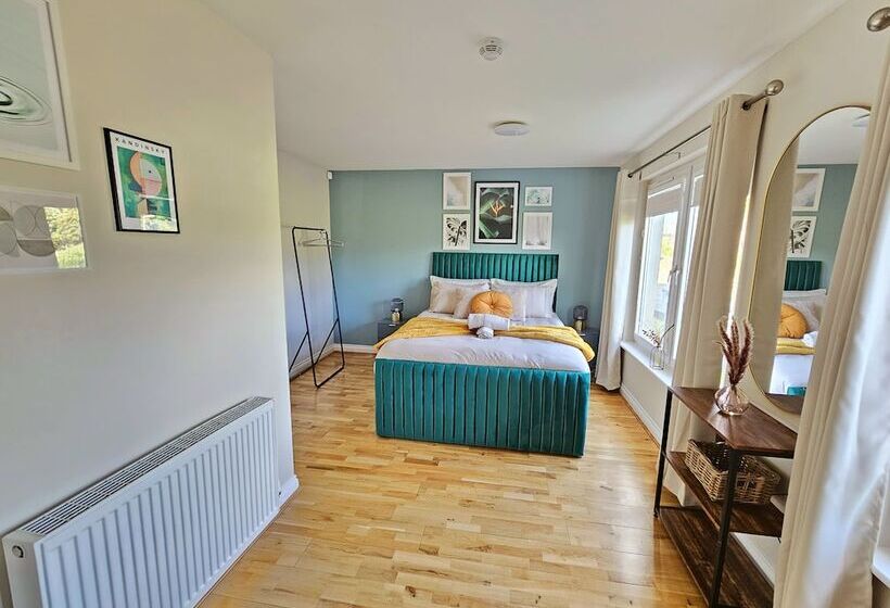 פנסיון Modern 5 Bed Townhouse With Free Parking