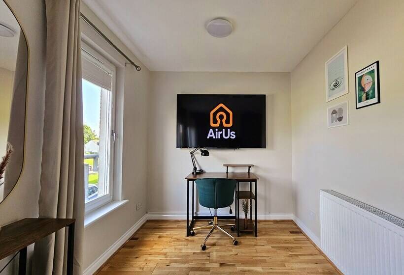 פנסיון Modern 5 Bed Townhouse With Free Parking