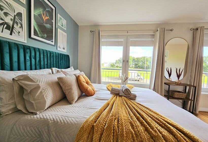 פנסיון Modern 5 Bed Townhouse With Free Parking