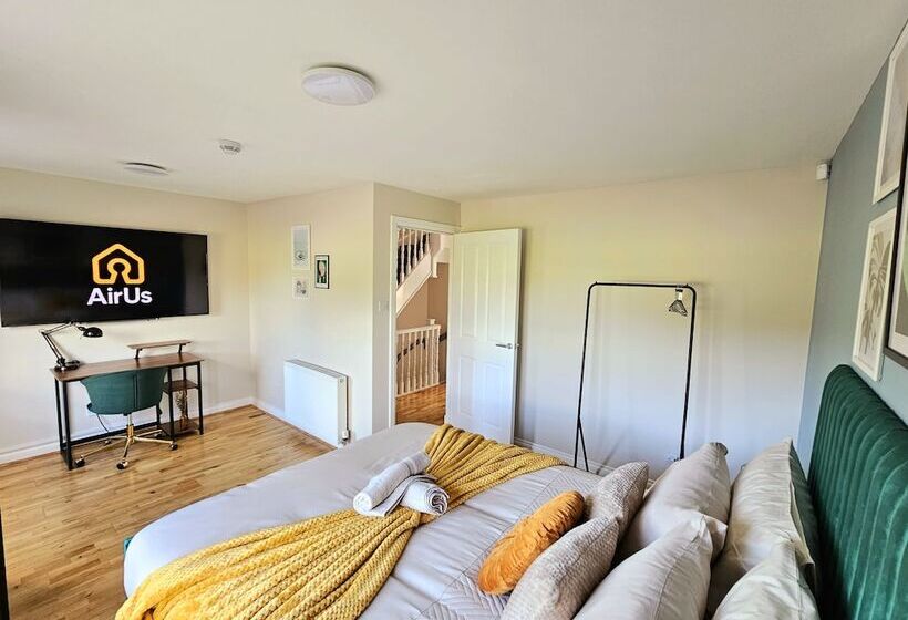 פנסיון Modern 5 Bed Townhouse With Free Parking