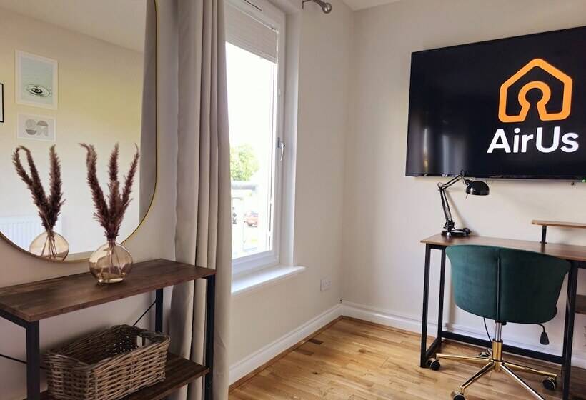 פנסיון Modern 5 Bed Townhouse With Free Parking