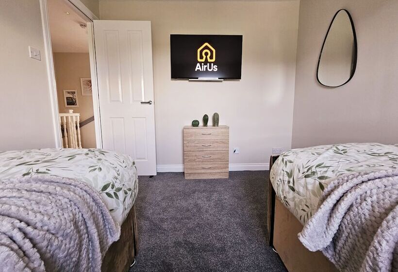 פנסיון Modern 5 Bed Townhouse With Free Parking