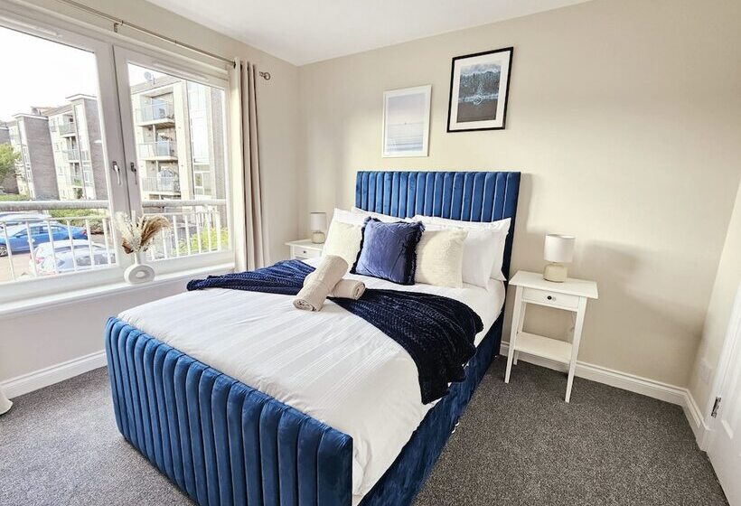 פנסיון Modern 5 Bed Townhouse With Free Parking