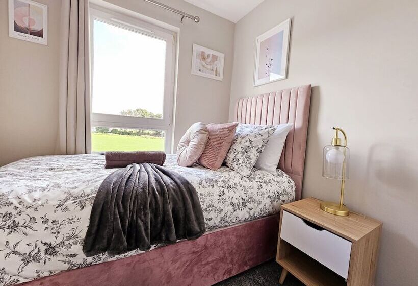 פנסיון Modern 5 Bed Townhouse With Free Parking