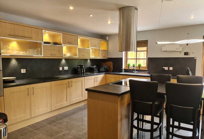 Пансион Woodview House And Spa