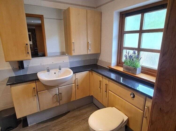 Пансион Woodview House And Spa