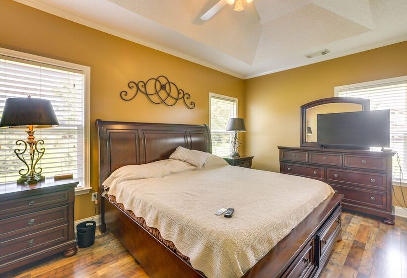 Pet Friendly Moundville Home W/ Fenced Backyard!