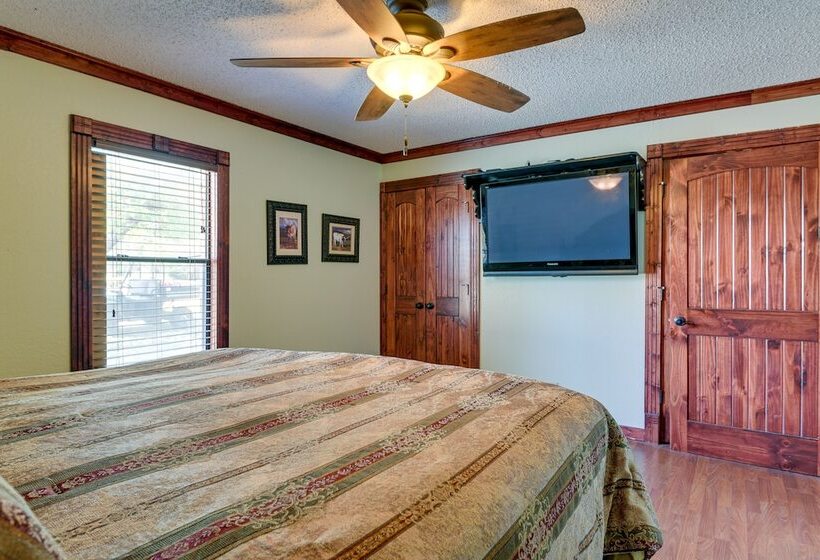 Screened In Deck & Dock Access: Texas Home!