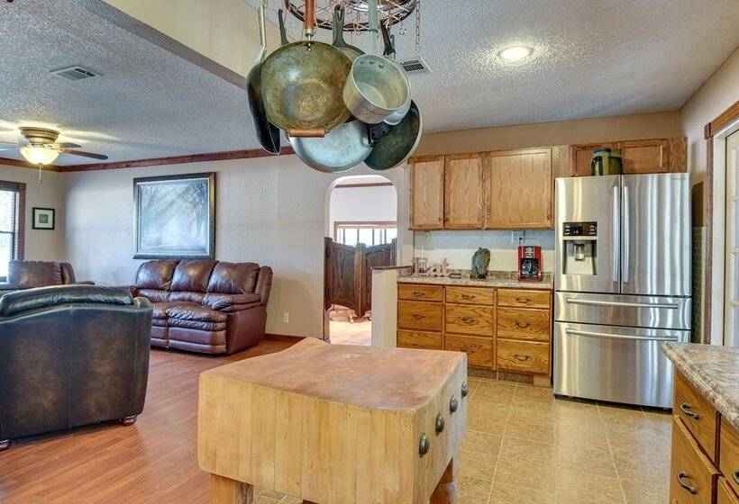 Screened In Deck & Dock Access: Texas Home!