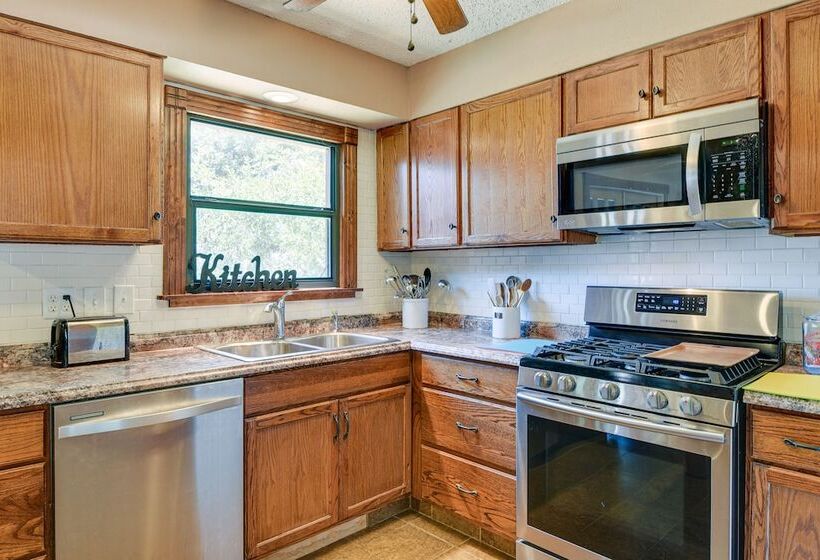 Screened In Deck & Dock Access: Texas Home!