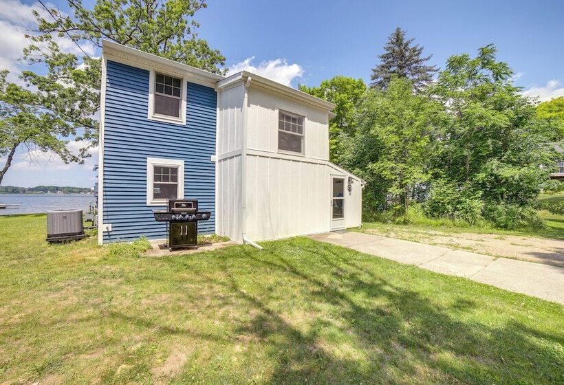 Lake Retreat W/ Fire Pit: Pierson Paradise!