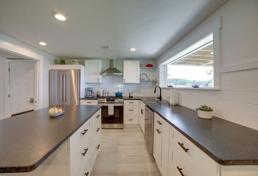 Lake Retreat W/ Fire Pit: Pierson Paradise!