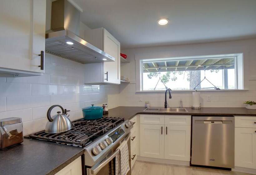 Lake Retreat W/ Fire Pit: Pierson Paradise!