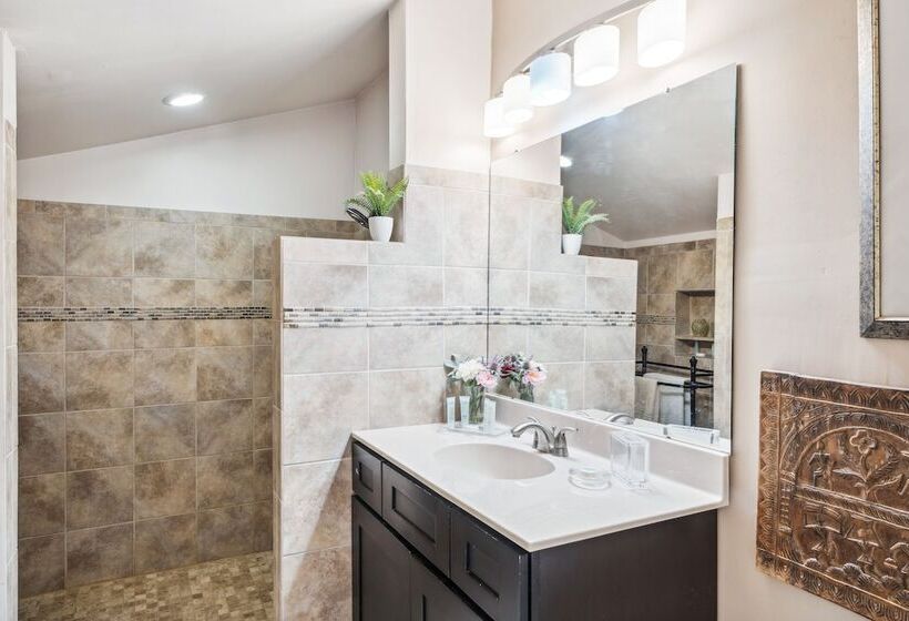 Pipe Creek Escape W/ Screened In Porch & Hot Tub!