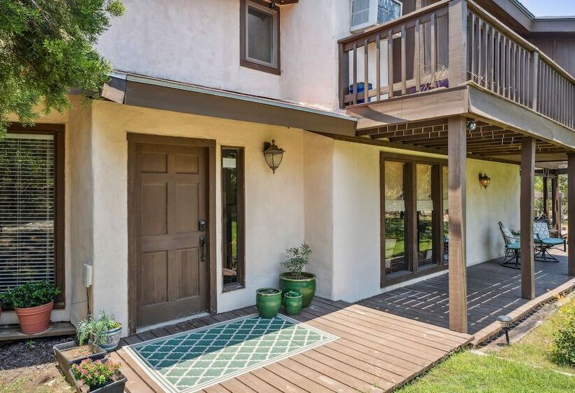 Pipe Creek Escape W/ Screened In Porch & Hot Tub!