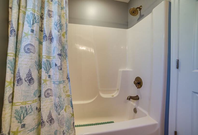 Quaint Olivet Cabin W/ Patio On Duck Lake!