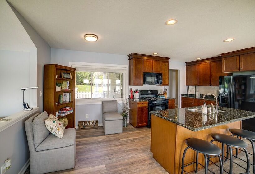 Quaint Olivet Cabin W/ Patio On Duck Lake!