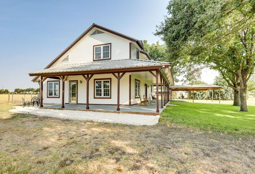 Remodeled Farmhouse On 18 Acres: 8 Mi To Elgin!