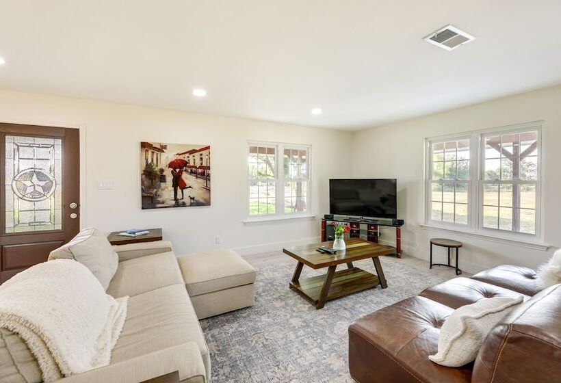 Remodeled Farmhouse On 18 Acres: 8 Mi To Elgin!