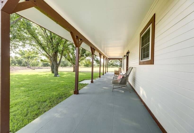 Remodeled Farmhouse On 18 Acres: 8 Mi To Elgin!