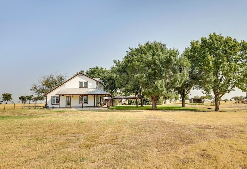 Remodeled Farmhouse On 18 Acres: 8 Mi To Elgin!