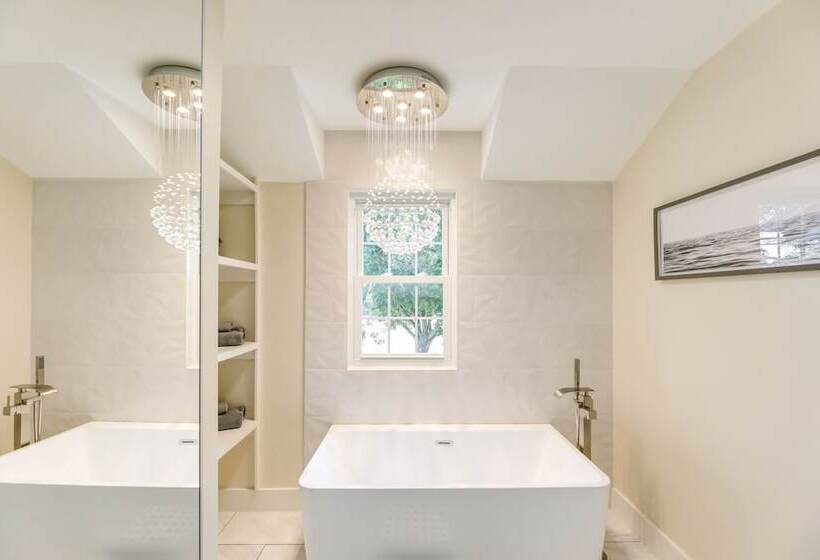 Remodeled Farmhouse On 18 Acres: 8 Mi To Elgin!