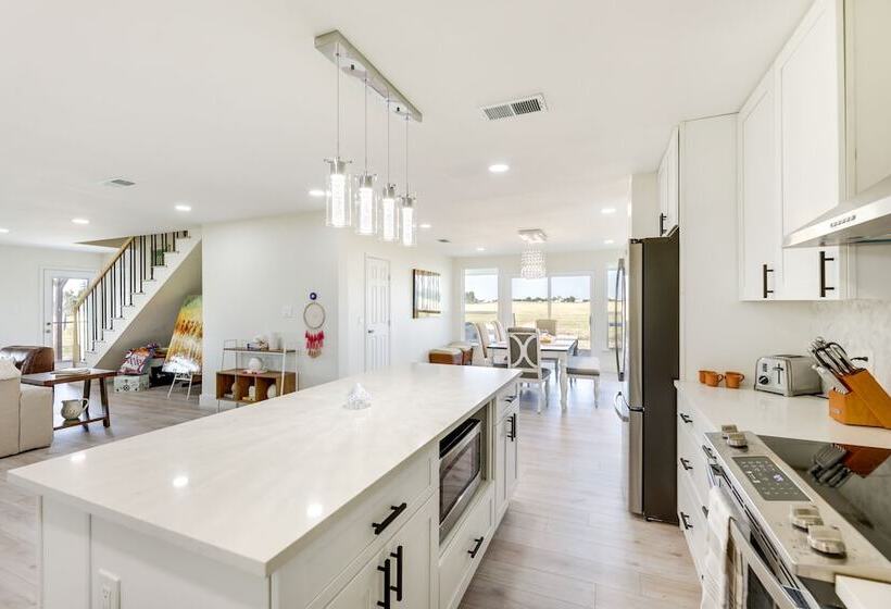 Remodeled Farmhouse On 18 Acres: 8 Mi To Elgin!