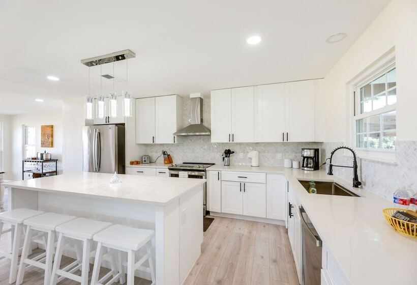 Remodeled Farmhouse On 18 Acres: 8 Mi To Elgin!