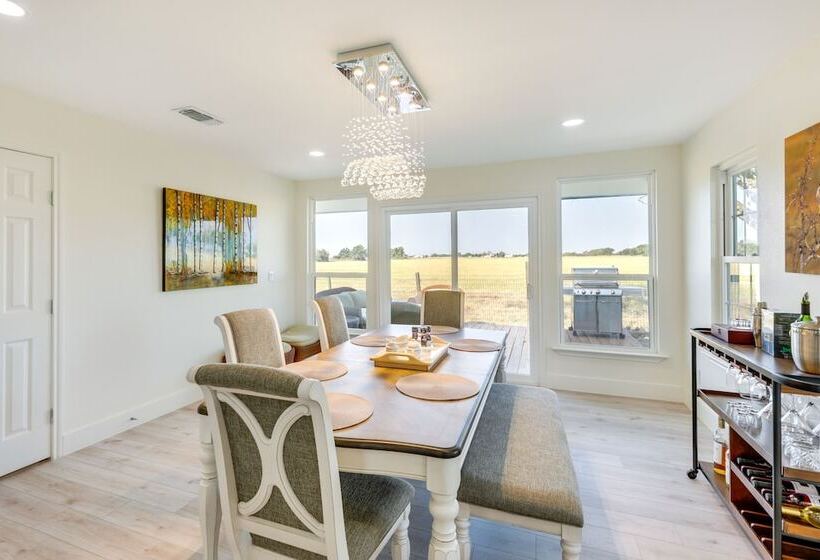 Remodeled Farmhouse On 18 Acres: 8 Mi To Elgin!