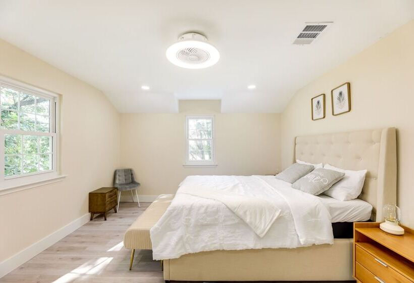 Remodeled Farmhouse On 18 Acres: 8 Mi To Elgin!