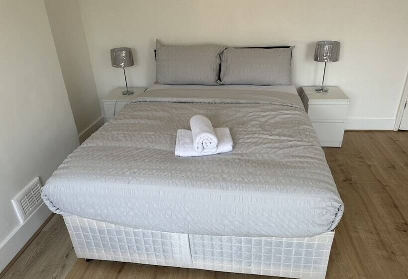 Резиденция Immaculate 4 Bed House In Enfield Near Enfield Loc