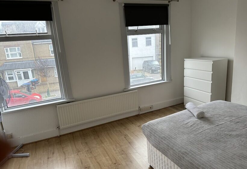 レジデンス Immaculate 4 Bed House In Enfield Near Enfield Loc