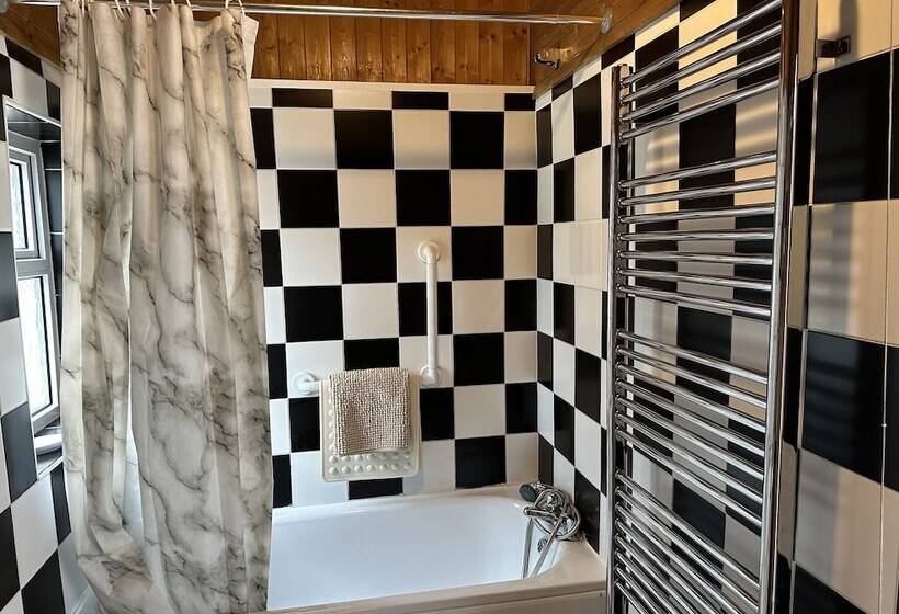 Резиденция Immaculate 4 Bed House In Enfield Near Enfield Loc