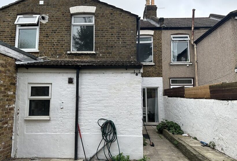 Резиденция Immaculate 4 Bed House In Enfield Near Enfield Loc