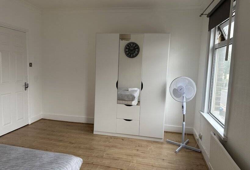 レジデンス Immaculate 4 Bed House In Enfield Near Enfield Loc