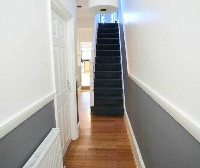 Резиденция Impeccable 3 Bed House In Plumstead, London