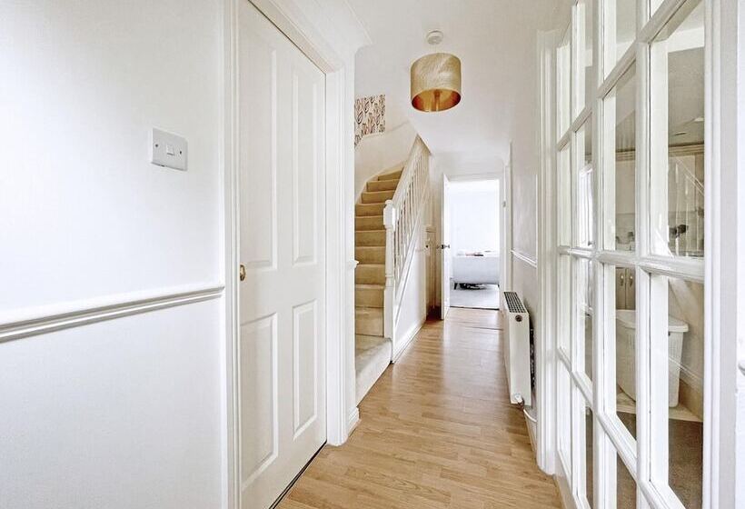 Резиденция The Stables Cottage Inn