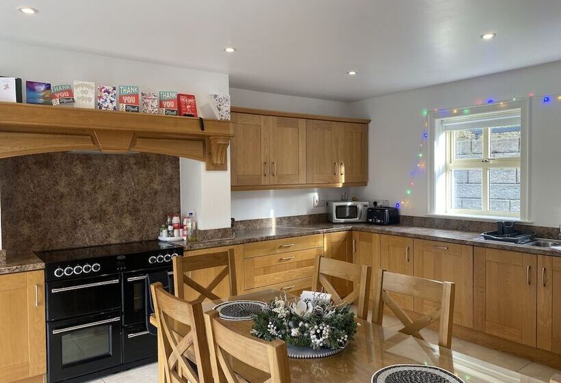 منتجع Rostrevor Valley Holiday Park  En Suite Rooms With Hot Tub And Private Car Service