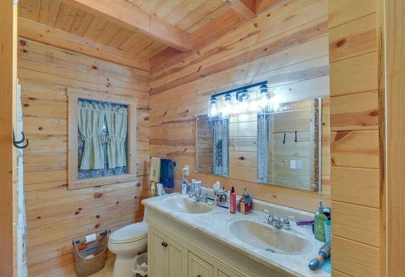 Serene Valley Bend Cabin Rental: 7 Private Acres!