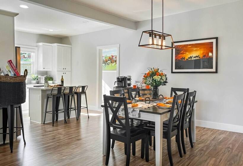 Shelbyville Farmhouse W/ Hot Tub, Fire Pit & Grill