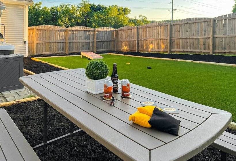 Shelbyville Farmhouse W/ Hot Tub, Fire Pit & Grill