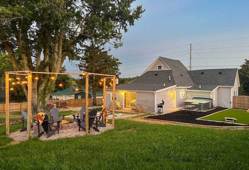Shelbyville Farmhouse W/ Hot Tub, Fire Pit & Grill
