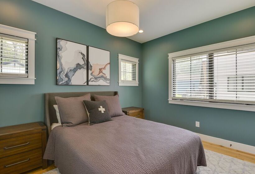 Spacious Lake Ontario Getaway: Steps To Beach!