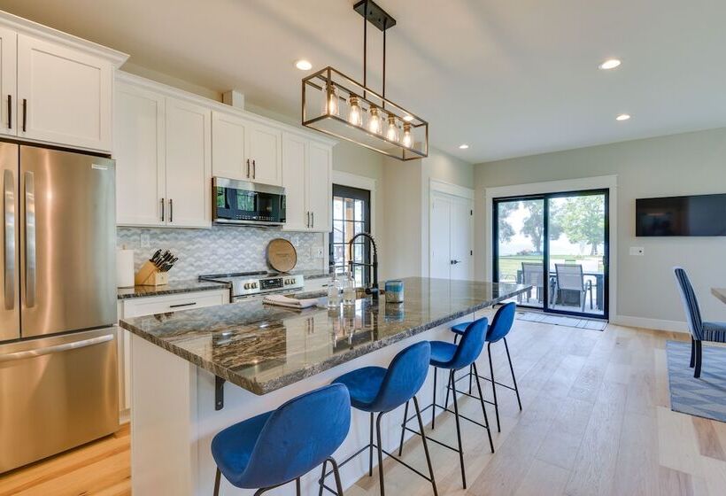 Spacious Lake Ontario Getaway: Steps To Beach!